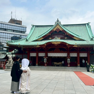 神殿に向かって後ろ姿