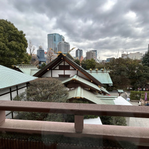 披露宴会場の窓から見える景色|751801さんの東京大神宮マツヤサロンの写真(2468610)