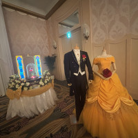 ベルをイメージしたドレスとキャンドル