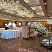 桜の間、シャンデリアが桜モチーフ