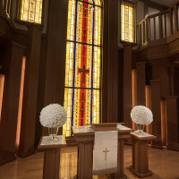 チャペル，正面の十字架が印象的