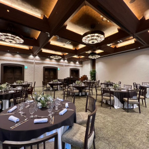 天井が高く、海外のパーティー会場のような披露宴会場|751900さんのTHE LUIGANS Spa & Resort(ザ・ルイガンズ．スパ＆リゾート)の写真(2459225)
