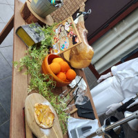 外で生ハムと生搾りジュース