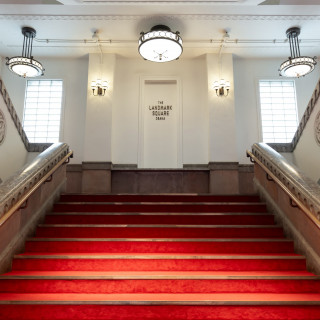 印象的なロビーの外観