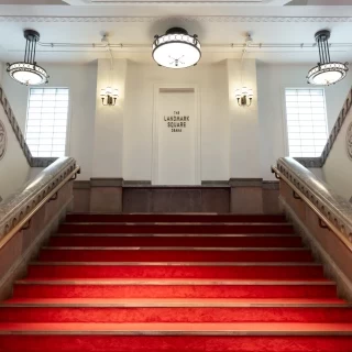 印象的なロビーの外観