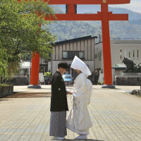 神前式前のちょっとした時間に鳥居の前にて
