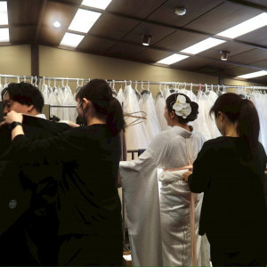 着付け風景|751939さんのTHE LITTLE WEDDING 一の糸（ザ リトルウェディング 一の糸）の写真(2459816)