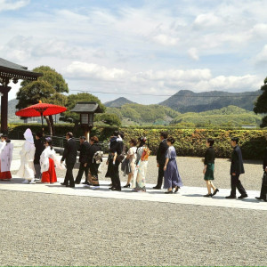 巫女さん、親族と参進入場|751939さんのTHE LITTLE WEDDING 一の糸（ザ リトルウェディング 一の糸）の写真(2459812)