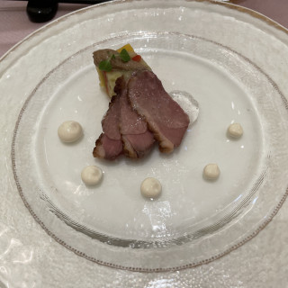 国産牛肉のグリエ　ポルチーニのソース　純白のクリームを添えて