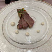国産牛肉のグリエ　ポルチーニのソース　純白のクリームを添えて