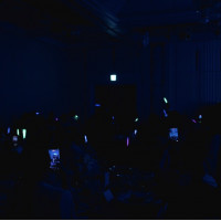 ペンライトを使ってドレス色当てクイズを行いました