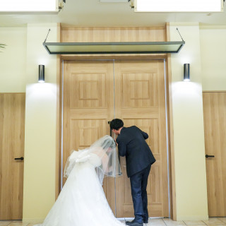 挙式会場を覗く新郎新婦