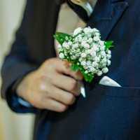 新郎とカスミソウ