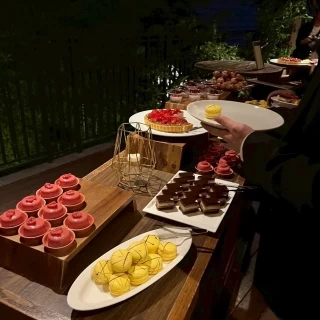 デザートビュッフェをテラスで行いました