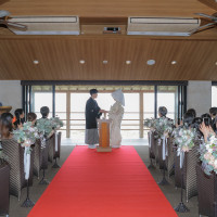 波の音に包まれた開放的な空間