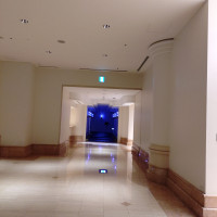 挙式会場へと続く廊下