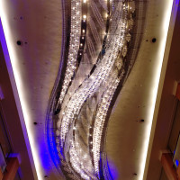 天の川をイメージしたロビーのシャンデリア