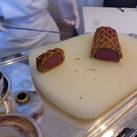 メインディッシュのお肉をカットしている様子