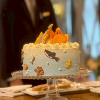ウエディングケーキは海の生き物をアイシングクッキーで！