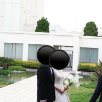 水辺もあり広いガーデンで、写真撮影などもできる。