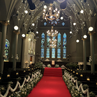 なんと言ってもレッドカーペットとステンドグラス!