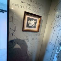 喫煙スペースに有名人の絵が？！
