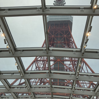 曇りであっても、挙式会場の窓から東京タワーがはっきり見える。