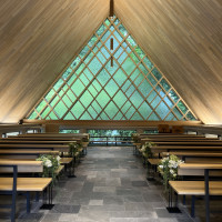 奥に進むにあたって天井が高くなっている会場