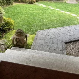 お庭の段差です。