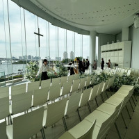 会場内は横長で椅子は全列フラットです