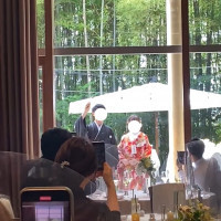 再入場サプライズで庭から登場