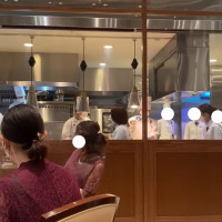 オープンキッチンオープン後配膳が開始される様子