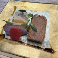 スペシャリテのパテと鴨のロースト
あしらいも上手です。