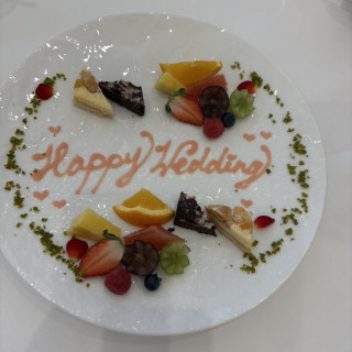 チーズケーキ、ブラウニー、フルーツ盛り