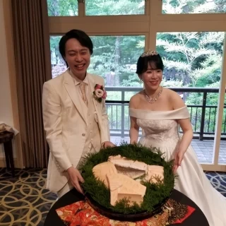 タイの塩釜焼き開きの演出風景