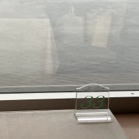 窓から海が見える披露宴会場