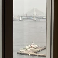 窓から海が見える披露宴会場