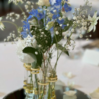 ゲストテーブルの装飾です。個性的な試験管の花瓶が可愛い。