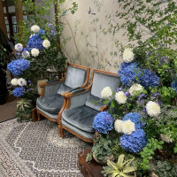 披露宴会場、新郎新婦の席です