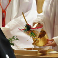 お神酒を注いでいます