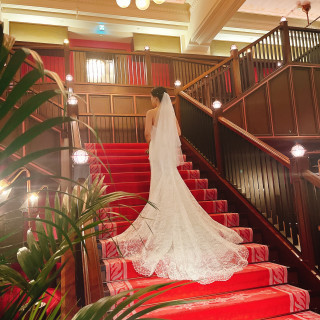 大階段とウェディングドレス