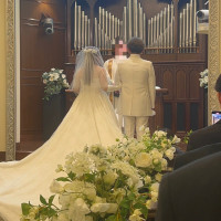 挙式中の新郎新婦の後ろ姿