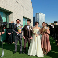 コスメブーケとお菓子ブーケを取った人との記念写真