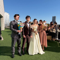 コスメブーケとお菓子ブーケを取った人との記念写真