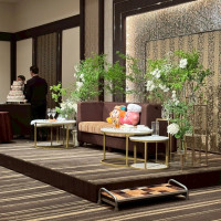 ソファーのみの配置に、手前に花は置かずシンプルに仕上げました