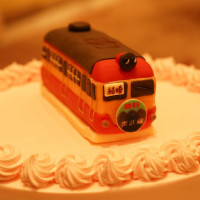 鉄道会社に許可を得て実現した電車型ケーキ