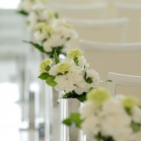 チェア横には白いお花が飾ってあります