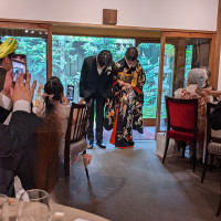 新郎新婦が披露宴会場に入る