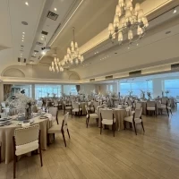 白基調の大きな会場