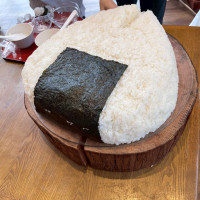 ケーキ入刀の代わりにおにぎり入刀しました